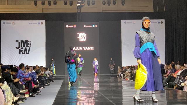 Karya modest fesyen dari Najua Yanti saat pembukaan Jakarta Modest Fashion Week (JMFW) 2024.