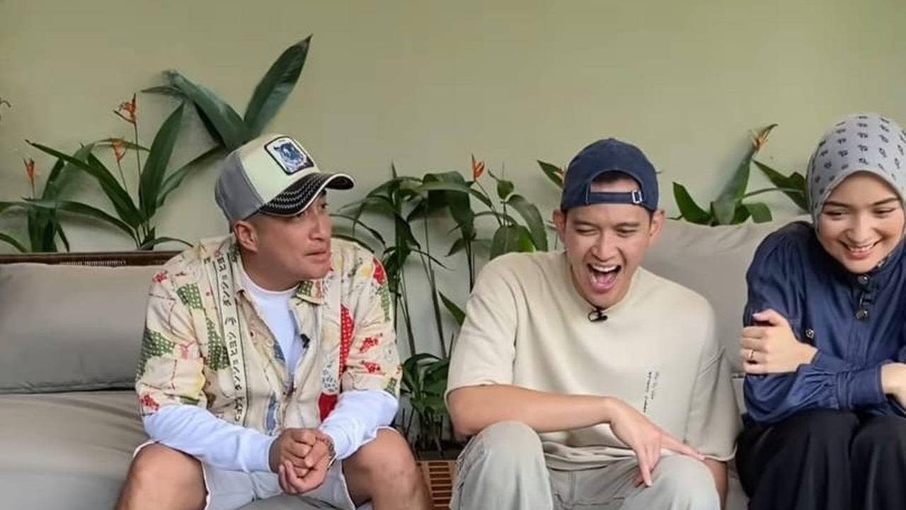 Momen Athar Berani Pegang Ular