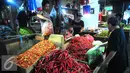 Aktivitas jual beli cabai di salah satu pasar di Jakarta, Selasa (26/7). Para pedagang menjual cabai saat ini seharga Rp 65.000 kg, dari harga normal sekitar Rp 20.000 hingga Rp 30.000 per kg. (Liputan6.com/Angga Yuniar)
