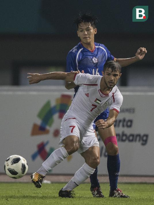 Gelandang Palestina, Mahmoud Abuwarda, berusaha mengamankan bola saat melawan Taiwan pada laga Grup A Asian Games di Stadion Patriot, Jawa Barat, Jumat (10/8/2018). Kedua negara bermain imbang 0-0. (Bola.com/Vitalis Yogi Trisna)