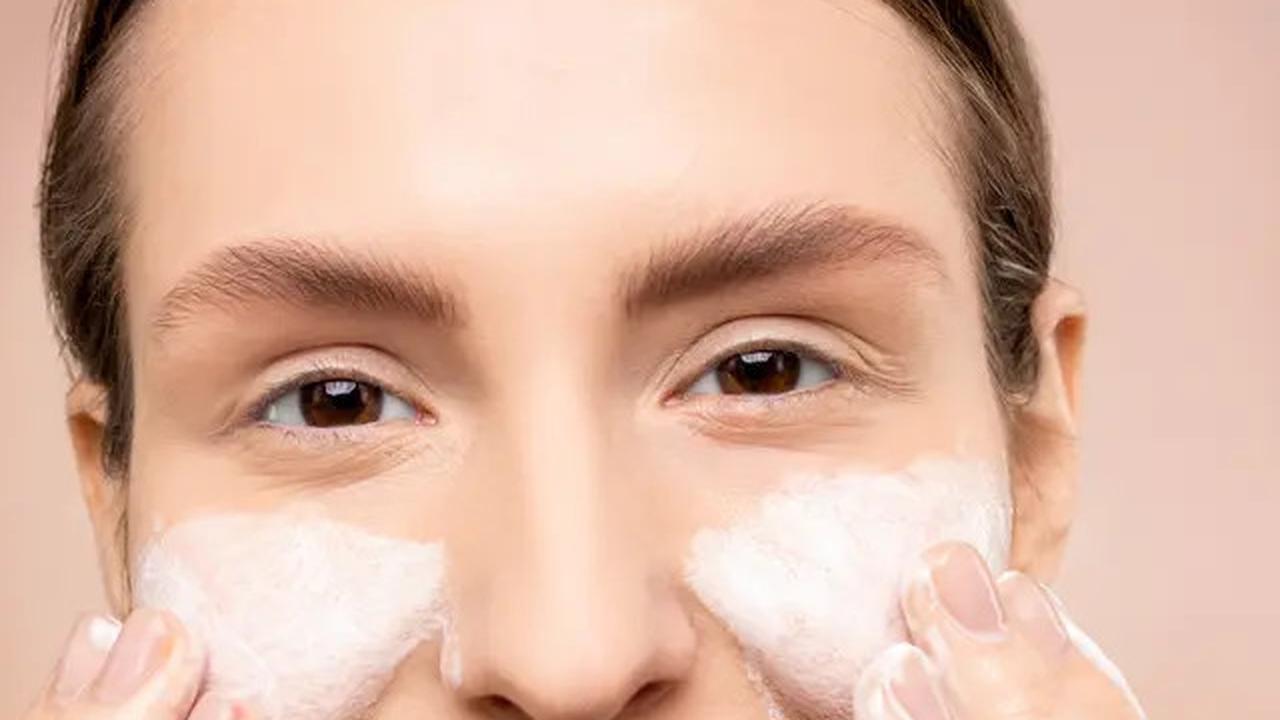 Cara Mengatasi Kulit Bruntusan dan Kusam, Terapkan Rutin Skincare Ini dan Lihat Hasilnya