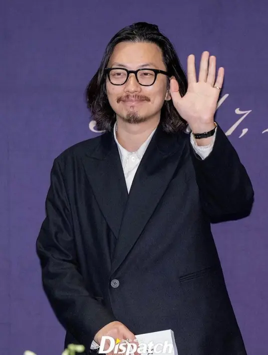 Hadir pula pemeran Reply 1988, Lee Dong Hwi yang mengenakan jas dan kemeja putih.  [Foto: IG/koreandispatch].