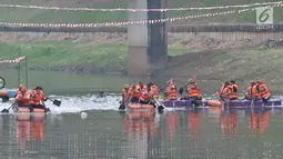 Petugas dari UPK Badan Air Dinas Lingkungan Hidup Kecamatan Duren Sawit beradu kecepatan saat lomba dayung di Kanal Banjir Timur, Jakarta, Sabtu (17/8/2019). Para petugas menggunakan pelampung palka dan sekop dalam perlombaan dayung tersebut.  (merdeka.com/ Iqbal S. Nugroho)