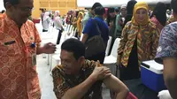 Lingkungan Kementerian Dalam Negeri (Kemendagri) dan Badan Nasional Pengelola Perbatasan (BNPP) mengikuti vaksinasi Difteri yang dilakukan Dinas Kesehatan DKI Jakarta. (Liputan6.com/Devira)