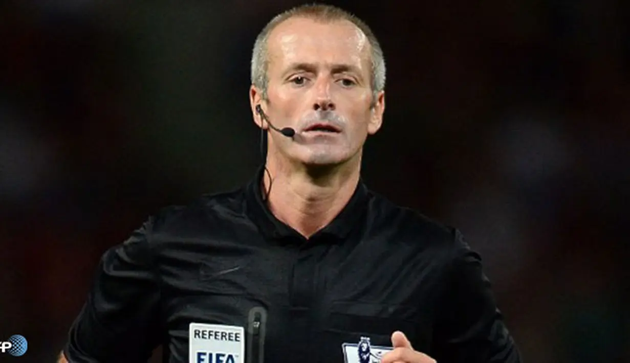 Martin Atkinson sebagai wasit pada pertandingan Liga Inggris antara Manchester United melawan Chelsea di Stadion Old Trafford, Manchester Selasa 27 Agustus 2013. (AFP/Andrew Yates)