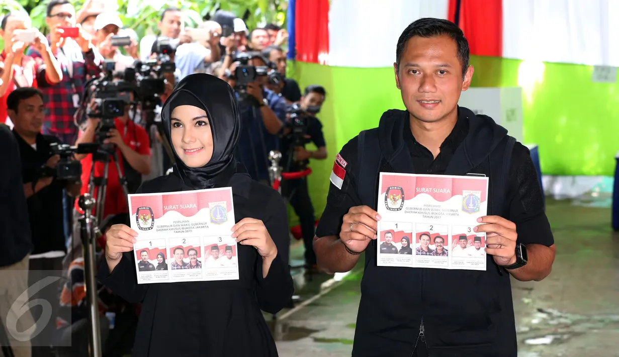 Calon Gubernur DKI Jakarta Agus Harimurti Yudhoyono (kiri) bersama istri, Annisa Pohan (kanan) menunjukkan surat suara saat mengikuti proses pencoblosan Pilkada DKI 2017 di TPS 06, Rawa Barat, Jakarta, Rabu (15/2). (Liputan6.com/Johan Tallo)