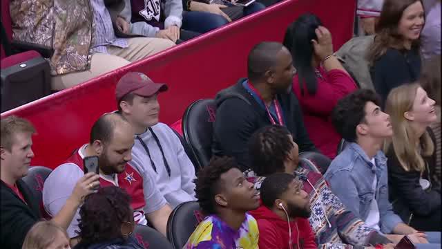 Berita video game recap NBA 2017-2018 antara Houston Rockets melawan Milwaukee Bucks dengan skor 115-111.