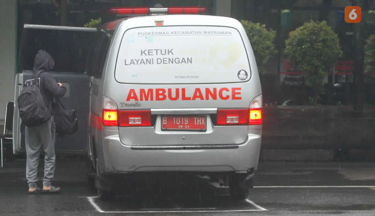Pasien COVID-19 turun dari mobil ambulans untuk isolasi di Graha Wisata TMII, Jakarta, Selasa (8/2/2022). Pemerintah Provinsi DKI Jakarta menjadikan Graha Wisata TMII sebagai tempat isolasi bagi pasien COVID-19 dengan kapasitas 41 kamar yang dapat menampung 100 pasien. (Liputan6.com/Herman Zakharia)