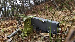 Puing-puing pesawat latih KT-1 Angkatan Udara Korea Selatan terlihat di sebuah lapangan di Sacheon, Korea Selatan, Jumat (1/4/2022). Dua pesawat angkatan udara Korea Selatan bertabrakan di udara selama pelatihan dan jatuh di dekat pangkalan mereka, menewaskan empat pilot. (Kim Dong-min/Yonhap via AP