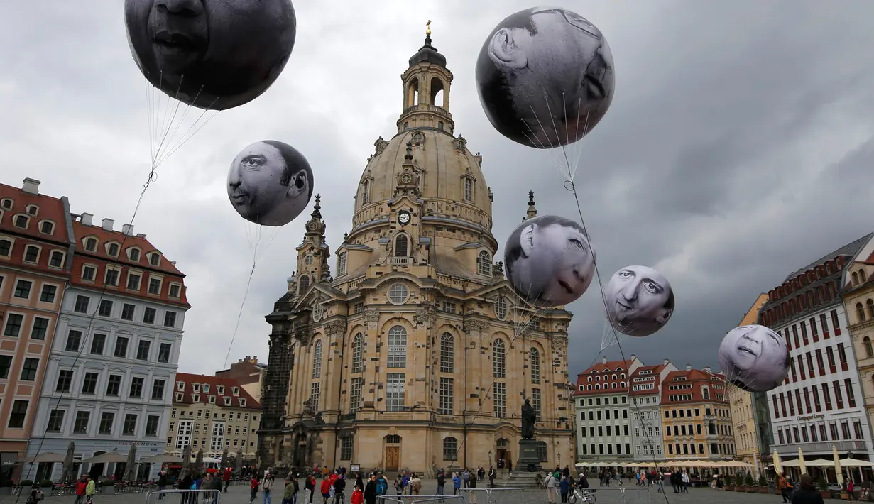 Warga melihat balon bergambar muka para pemimpin negara G7 yang dibuat oleh kelompok ONE, Dresden, Jerman, (27/5/2015). Dresden menjadi tuan rumah pertemuan menteri keuangan dan gubernur bank sentral G7. (REUTERS/Fabrizio Bensch)