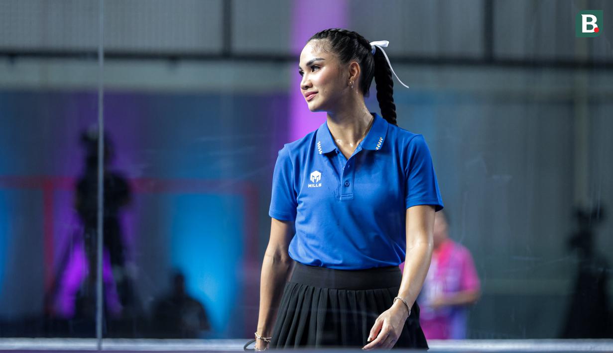Selebritas Indonesia, Denalta Eunike saat laga semifinal ganda campuran padel Turnamen Olahraga Selebriti Indonesia (TOSI) Season 4 di GOR UNJ, Jakarta, Minggu (02/11/2025). (Bola.com/Bagakara Lazuardi)