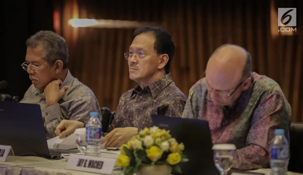 Komisaris Utama EMTK, Eddy Kusnadi Sariaatmadja (tengah) saat menghadiri RUPST EMTK di SCTV Tower, Jakarta, Kamis (18/5). EMTK akan membagikan dividen sebesar Rp 40 per saham dari laba bersih tahun buku 2016. (Liputan6.com/Faizal Fanani)