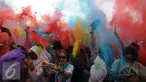 Beragam warna dilempar ke udara saat puncak gelaran Colour Run 2016 di Parkir Timur Senayan, Jakarta, Minggu (7/8). Tampak sejumlah muda mudi berpesta warna pada puncak event lari santai 5K Colour Run 2016. (Liputan6.com/Helmi Fithriansyah)