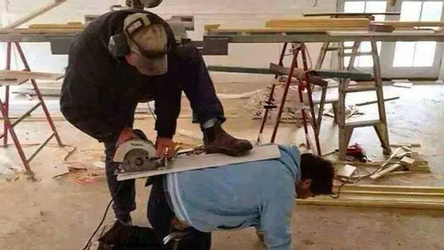 10 Aksi Nyeleneh Tukang Kerja Sama Waktu Kerja Ini Bikin Geleng Kepala