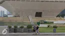 Turis mancanegara saat mengunjungi kawasan Monas, Jakarta, Kamis (31/3/2016). Rutinnya penertiban membuat kawasan Monas kini lebih tertata rapih dan bebas dari PKL. (Liputan6.com/Imamnuel Antonius)