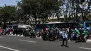 Pengendara berusaha pindah jalur dengan mengangkat sepeda motor mereka melewati pembatas jalan di kawasan Ridwan Rais, Jakarta, Rabu (21/8/2019). Pengendara motor tersebut berpindah jalur disebabkan tidak sabar menunggu kemacetan. (Liputan6.com/Johan Tallo)