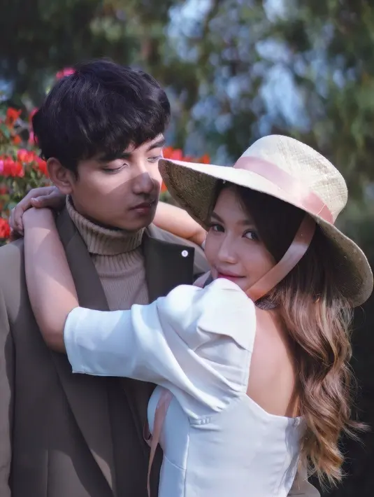 Setelah putus dari sang mantan, ia kini berpacaran dengan YouTuber sekaligus penyanyi, Reza Darmawangsa. (Instagram @mariaeka_)