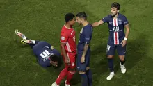 Gelandang PSG asal Argentina, Leandro Paredes terlibat keributan dengan pemain Bayern Munchen, Serge Gnabry usai pelanggaran yang menimpa Neymar pada final Liga Champions Estadio da Luz, Lisbon, Portugal, pada Senin (24/8/2020). (Manu Fernandez / AFP)