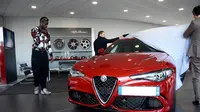 Mario Balotelli baru saja membeli mobil baru, Alfa Romeo Giulia Quadrifoglio model tahun 2017 seharga Rp 1,2 miliar.