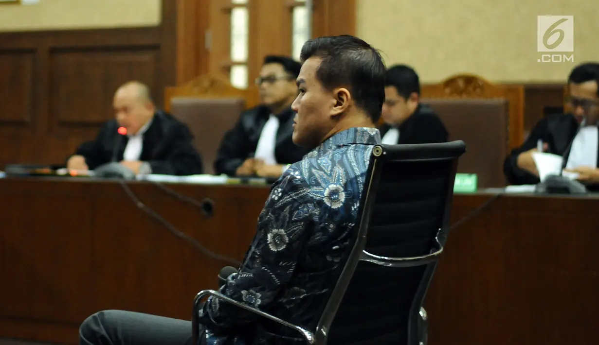 Tersangka dugaan korupsi pengadaan E-KTP, Andi Agustinus/Andi Narogong saat mengikuti sidang perdana di Pengadilan Tipikor, Jakarta, Senin (14/8). Sidang mendengarkan dakwaan Jaksa Penuntut Umum KPK. (Liputan6.com/Helmi Fithriansyah)