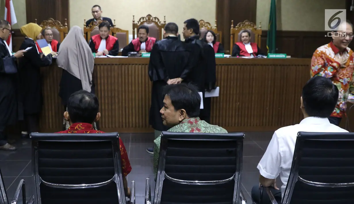 Anggota Komisi III DPR, Aziz Syamsuddin (tengah duduk) saat bersaksi sidang lanjutan korupsi pengadaan e-KTP dengan terdakwa Irvanto H Pambudi dan Made Oka Masagung di Pengadilan Tipikor, Jakarta, (2/10). (Liputan6.com/Helmi Fithriansyah)