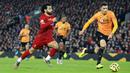 Penyerang Liverpool, Mohamed Salah, mengejar bola saat melawan Wolverhampton Wanderers pada laga Premier League 2019 di Stadion Anfield, Minggu (29/12). Liverpool menang 1-0 atas Wolverhampton. (AP/Jon Super)