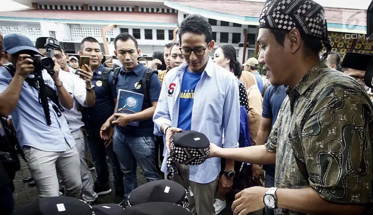Calon Wakil Presiden Nomor urut 02 sekaligus tokoh entrepreneur Sandiaga Uno meninjau pameran UMKM pada acara Sragen Young Entrepreneur Summit (YES) 2019 di Sragen, Jawa Tengah, Minggu (24/2). Sragen YES 2019 dihadiri 7.000 milenial. (Liputan6.com/HO/Nando)