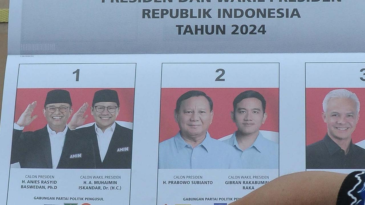 Untuk pasangan calon nomor urut 1, Anies Baswedan-Muhaimin Iskandar, terlihat menggunakan jas hitam dengan kemeja putih.<br>