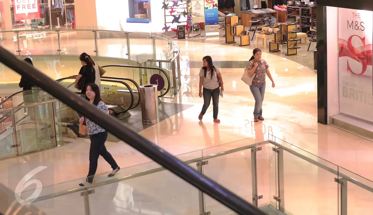 Sejumlah pengunjung tetap berbelanja dan beraktivitas seperti biasa di Mal Grand Indonesia, Jakarta, Jumat (15/1/2016). Pasca serangan teroris yang terjadi di Kawasan Thamrin tidak berdampak besar pada pusat perbelanjaan. (Liputan6.com/Angga Yuniar)