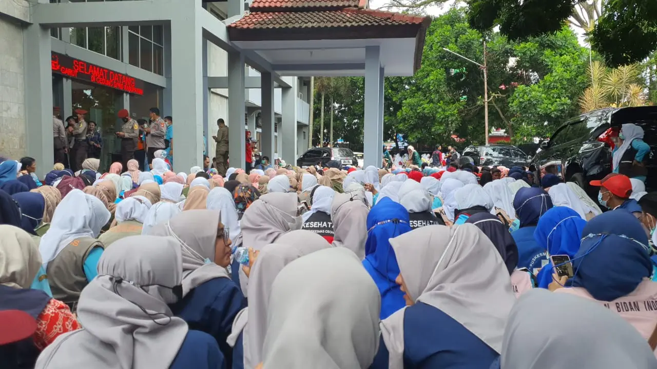 Ribuan massa pegawai honorer kesehatan dan non kesehatan anggota FKHN Garut, melakukan audiensi ke gedung DPRD Garut mempertanyakan status kepegawaian mereka kepada pemerintah.(Liputan6.com/Jayadi Supriadin)
