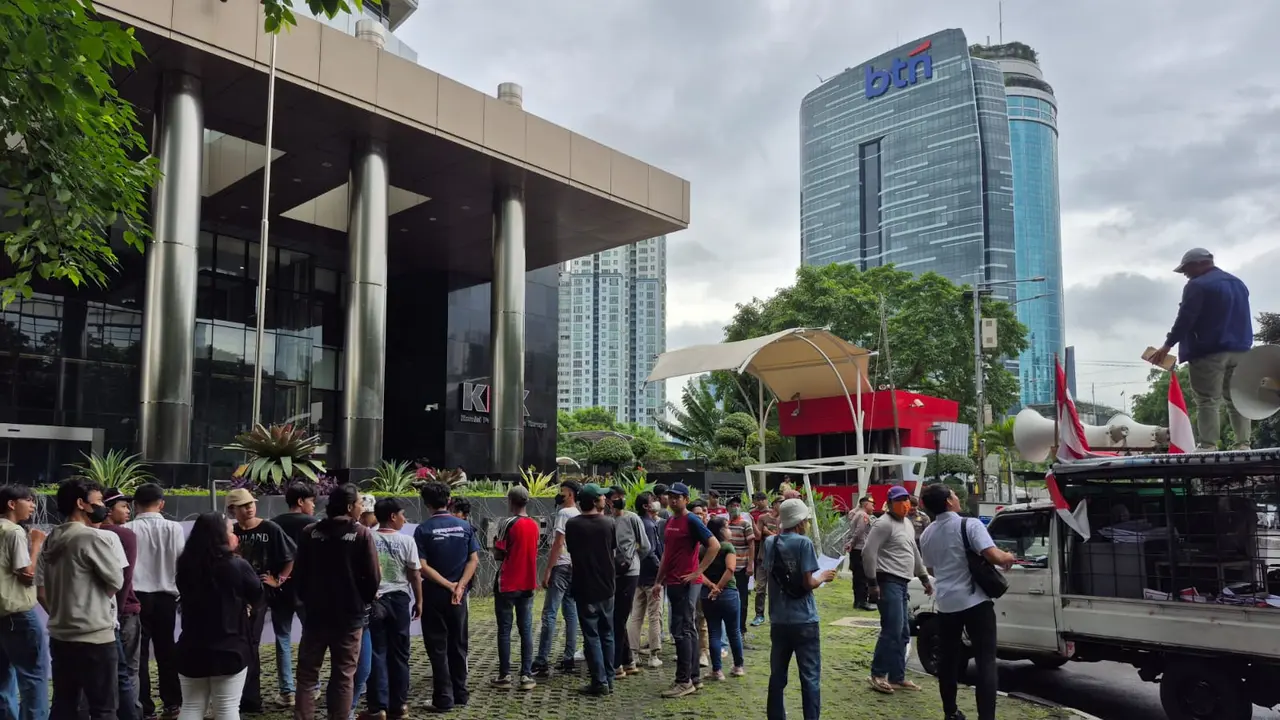 Sejumlah pemuda yang tergabung dalam organisasi Anak Bangsa Anti Korupsi menggelar aksi unjuk rasa di depan Gedung Merah Putih Komisi Pemberantasan Korupsi (KPK).