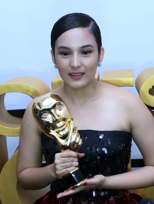 Koleksi piala dari akting yang diperankan oleh Chelsea Islan bertambah satu. Beberapa hari lalu, Chelsea Islan dinobatkan sebagai Pemeran Wanita Pendukung Terbaik dalam ajang penghargaan Indonesian Movie Actors Awards 2017 (IMA). (Nurwahyunan/Bintang.com)