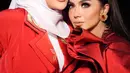 Selain sama-sama bergaun merah,  Aurel Hermansyah dan Krisdayanti tampil dengan makeup senada, natural namun tetap terlihat glam lewat riasan mata yang intens. (Instagram @dhirmanputra)