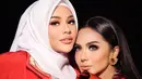 Selain sama-sama bergaun merah,  Aurel Hermansyah dan Krisdayanti tampil dengan makeup senada, natural namun tetap terlihat glam lewat riasan mata yang intens. (Instagram @dhirmanputra)