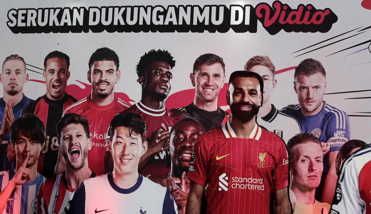 Vidio Premier League Fan Festival 2024 ini menjadi kesempatan langsung masyarakat Indonesia untuk merasakan melihat langsung trofi asli Liga Inggris.yang ikonik tersebut. Pengunjung juga dapat berfoto bersama dengan trofi di area khusus "Thropy Area" jika sudah mengaktifkan paket premier league. (Bola.com/Ropik Subagja)