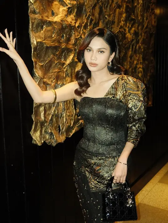 <p>Di momen itu, wajah Azizah tampak dipulas dengan makeup bold glamor oleh Makeup Artist, Rossy Pramita atau yang dikenal @ochiipramita.</p>