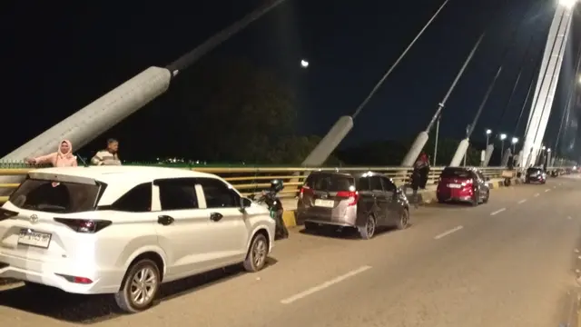 wisatawan berfoto di Jembatan 1 Barelang Batam