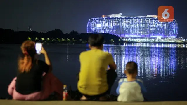 Foto: Menikmati Keindahan Jakarta International Stadium yang Bermandikan Cahaya dari Danau Cincin