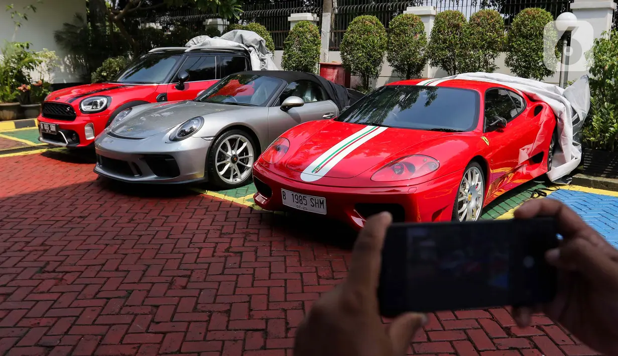 Lalu, kendaraan berupa mobil dengan total 8 unit, termasuk 2 unit Ferrari, 1 Mercedes Benz, Porsche, Rolls Royce, dan Lexus, Vellfire, dan Mini Cooper. (Liputan6.com/Herman Zakharia)