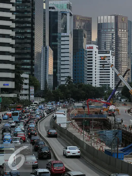 Sejumlah kendaraan terjebak macet di kawasan Sudirman, Jakarta, Senin (11/1). Pada 2016, Pemprov DKI Jakarta akan fokus pada pengadaan bus, penertiban parkir liar, serta pengandangan bus tak layak demi mengurai kemacetan. (Liputan6.com/Faizal Fanani)