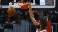 Robin Lopez saat Bulls bungkam Hawks di lanjutan NBA(AP Photo/John Bazemore)