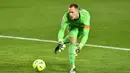 Marc-Andre ter Stegen. Kiper 29 tahun ini telah memperkuat Barcelona selama 7 musim mulai 2014/2015. Awalnya hanya jadi pelapis Claudio Bravo, hingga akhirnya menjadi kiper utama pada 2016/2017. Pertama kali menjadi kapten Blaugrana pada 17 April 2018 kontra Celta Vigo. (Foto: AFP/Pau Barrena)