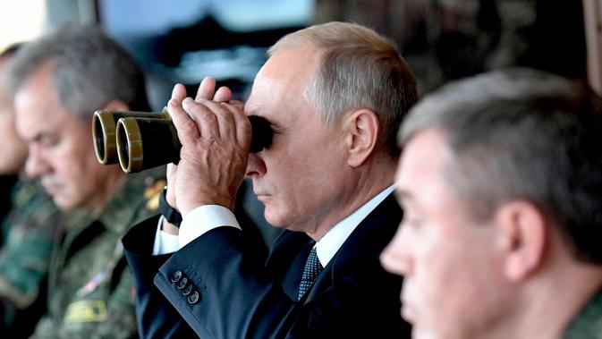FOTO: Gaya Putin Saat Pantau Latihan Militer Terbesar Rusia