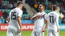 Gelandang Jerman Ilkay Gundogan (tengah) berselebrasi usai mencetak gol ke gawang Estonia pada pertandingan grup C kualifikasi Euro 2020 di Tallinn, Estonia (13/10/2019). Gundogan mencetak dua gol dan mengantar Jerman menang telak 0-3 atas Estonia. (AFP Photo/Janek Skarzynski)