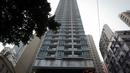 Polisi menemukan dua jenazah perempuan di lantai 31 sebuah apartemen di distrik Wan Chai, Hong Kong, Sabtu (1/11/2014). (AFP PHOTO/Nicolas ASFOURI)