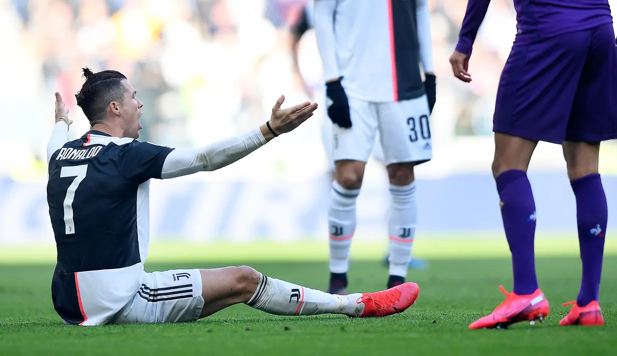 Pemain Juventus Cristiano Ronaldo duduk di lapangan sambil adu argumen saat menghadapi Fiorentina pada pertandingan Liga Italia di Allianz Stadium, Turin, Italia, Minggu (2/2/2020). Ronaldo tampil memukau dengan menorehkan dua gol saat Juventus menang 3-0. (Fabio Ferrari/Lapresse via AP)