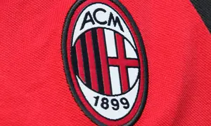 Logo dan ilustrasi AC Milan. (AFP/Paco Serinelli)