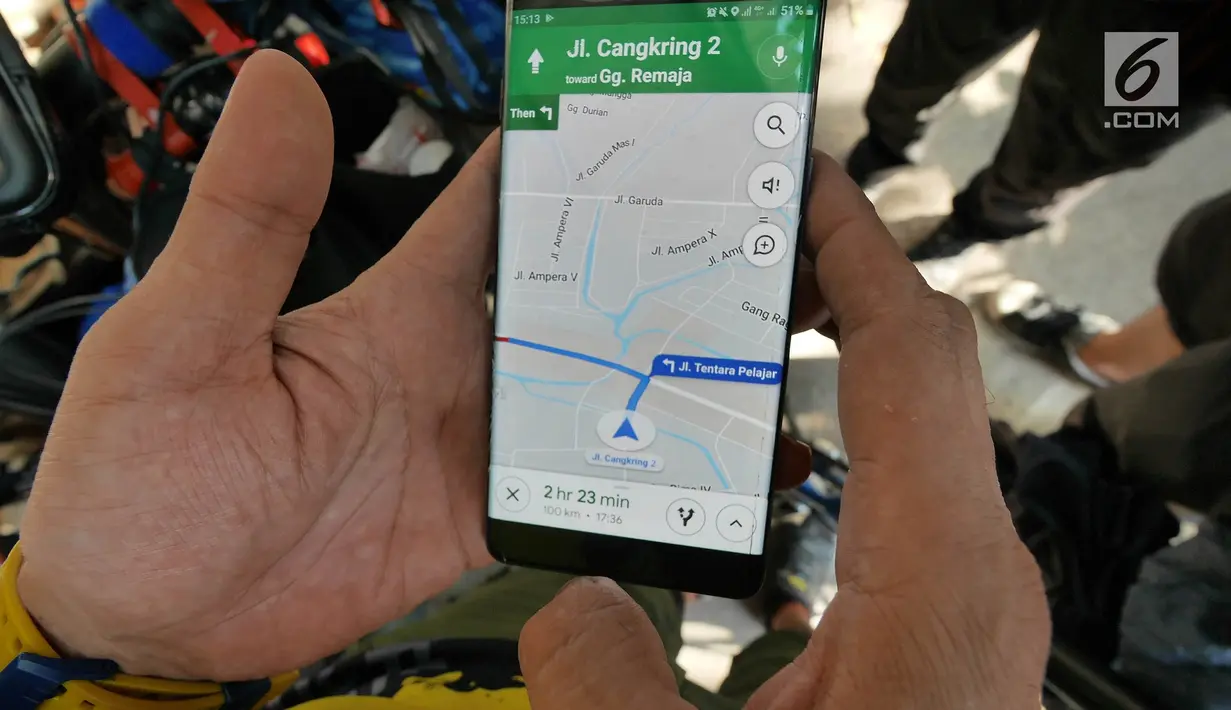 Pemudik bersepeda membuka GPS untuk melanjutkan perjalanan menuju Jalan Raya Pantura, Cirebon, Jawa Barat, Sabtu (1/6/2019). Anggota komunitas GWCC asal Tangerang ini melakukan mudik tujuan Yogyakarta dan Pacitan dengan menempuh jarak sekitar 800 Km. (Liputan6.com/Herman Zakharia)