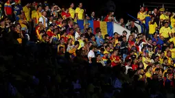 Fans Rumania terlihat serius menyaksikan timnya melawan Swiss pada laga Grup A Piala Eropa 2016 di Parc des Princes, Paris, Rabu (15/6/2016) WIB. (REUTERS/Kai Pfaffenbach)