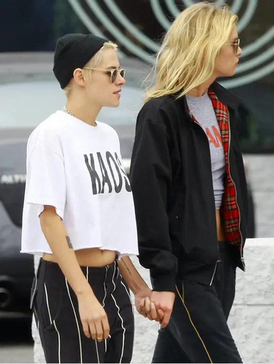 Meskipun sudah ramai dibicarakan soal hubungan mereka di hadapan publik, namun keduanya masih tak juga mengutarakannya. Hanya saja keduanya terlihat bersama dan menikmati waktu dengan bahagia. (Instagram/persian_krisbians)